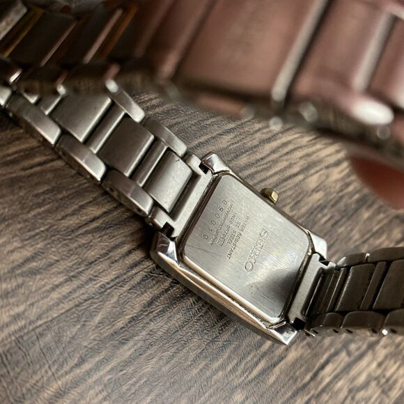 Seiko IN00-0ZF8 gold and silver tone Women's Watch New Battery Working - Picture 5 of 10
